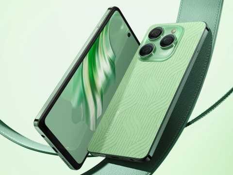 Смартфон TECNO SPARK 20 Pro с зеленым задним покрытием и тройной камерой в перспективном виде