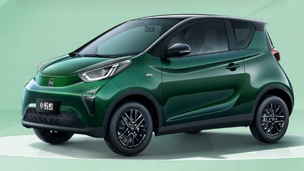 Зеленый электромобиль Chery eQ1 сбоку на фоне