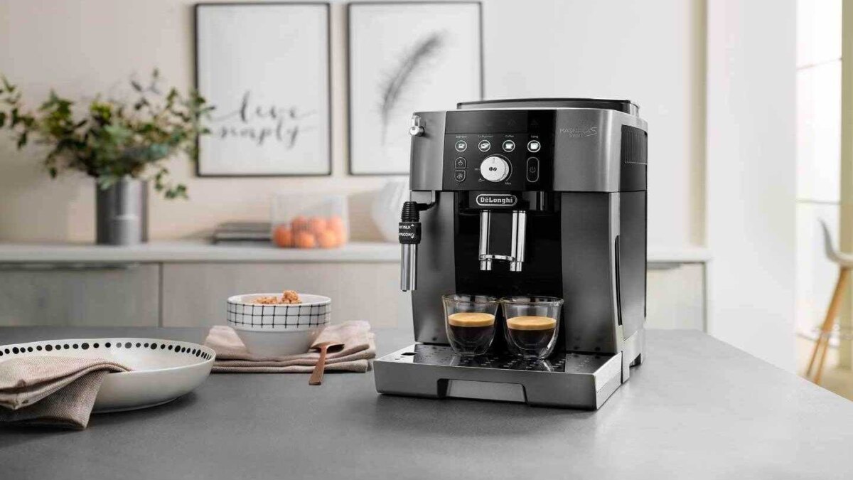 Кофемашина DeLonghi на кухонном столе с двумя стаканами эспрессо