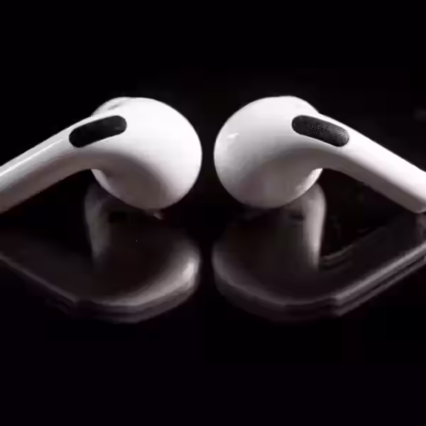 Беспроводные наушники Apple AirPods 4 в новом дизайне на черном фоне