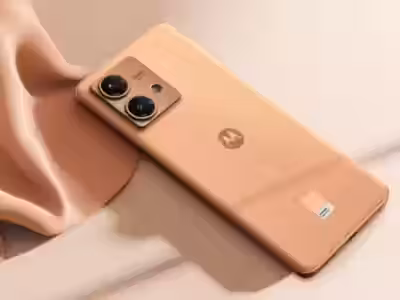 Задняя панель Motorola Razr 40 Ultra в цвете Peach Fuzz с двойной камерой