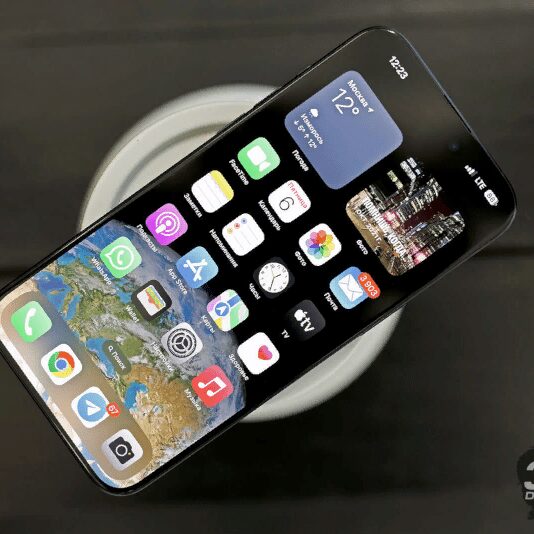 Айфон с дисплеем, показывающим виджеты и приложения