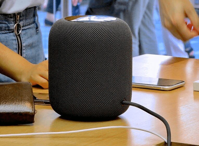 Круглый электромагнит напечатанный на 3D-принтере в центре изображения