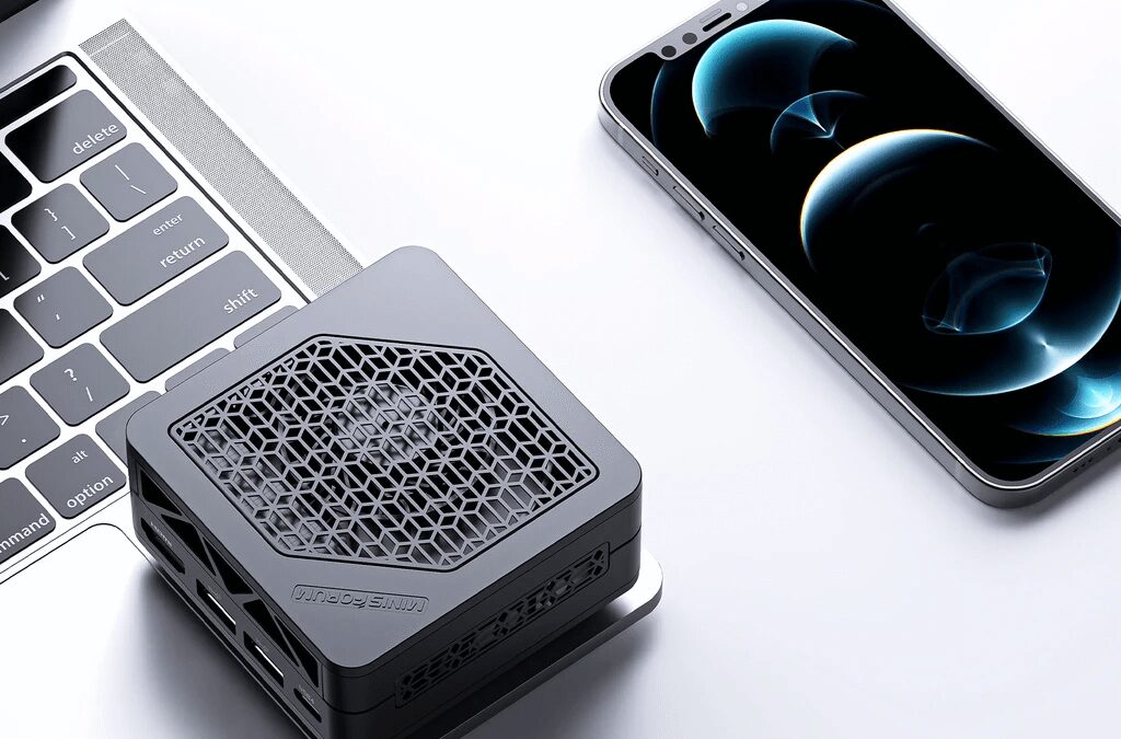 Мини-ПК Minisforum Mercury EM780 на столе рядом с ноутбуком и смартфоном