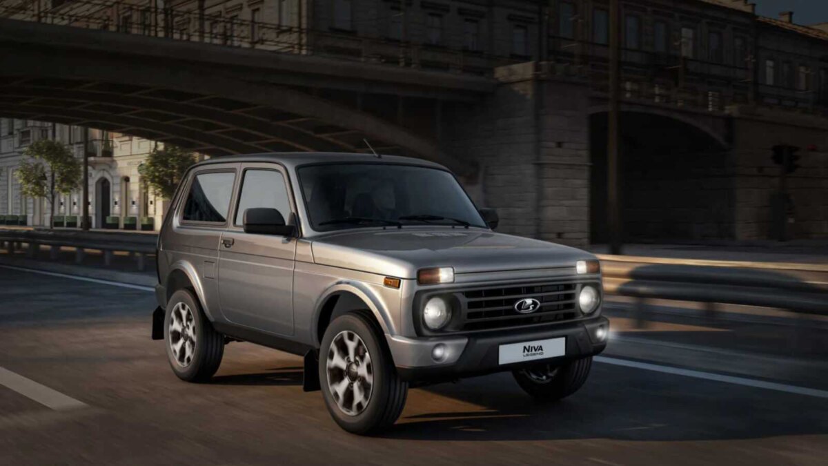 Lada Niva Legend с ABS едет по городской улице, видны фары и передние колеса