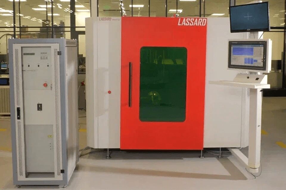 Лазерный станок для обработки деталей газотурбинных двигателей разработки «Лассард»