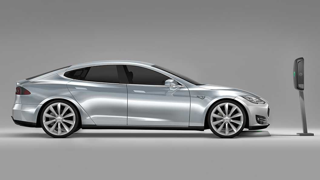 Электромобиль Tesla у зарядной станции беспроводной зарядки