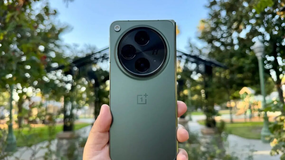 Инновационные смартфоны 2023 года 8 oneplus open emerald dusk hand