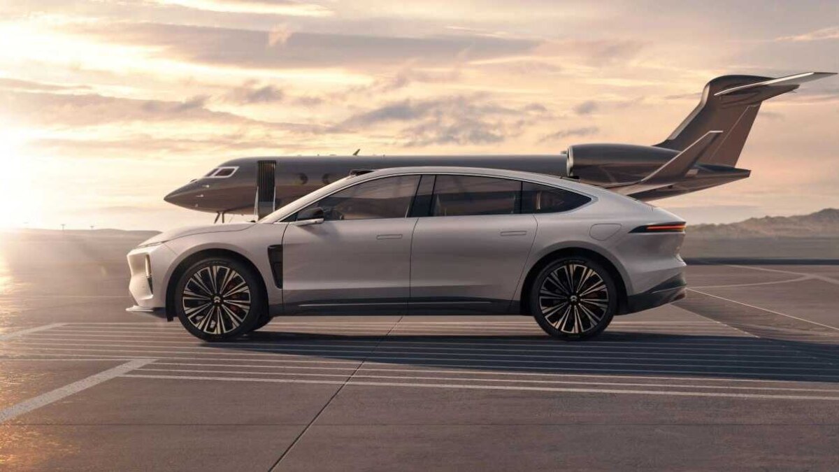 Электромобиль NIO ET9 и частный самолет на взлетной полосе, рядом видна быстрая зарядка