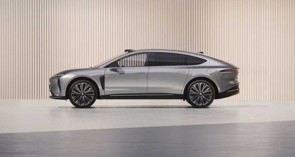 Электромобиль NIO ET9 сбоку на нейтральном фоне