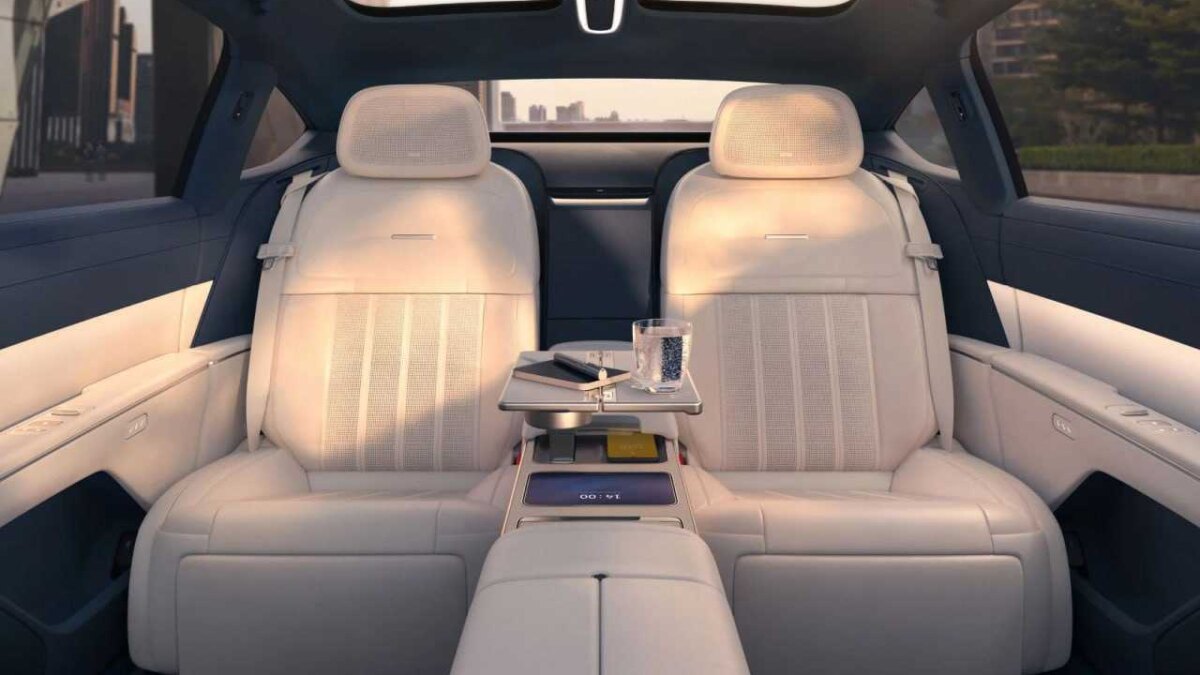 Интерьер электрокара NIO ET9 с шезлонгами и планшетом