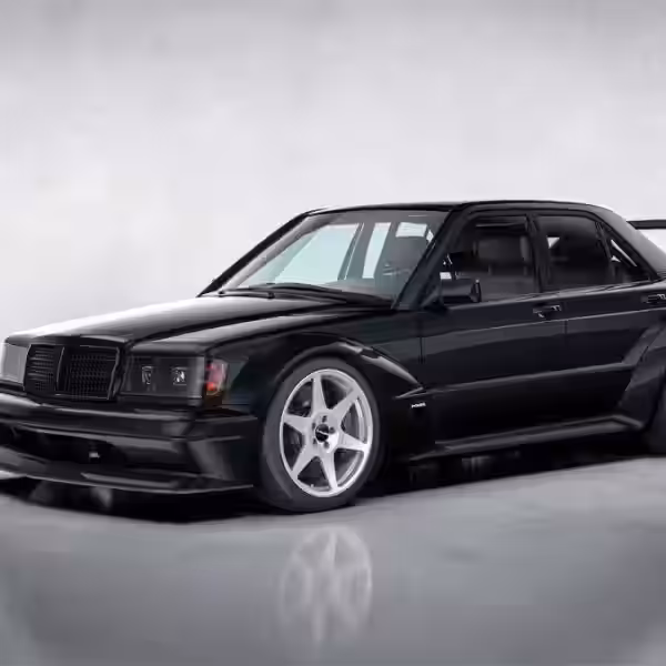 Черная гоночная машина Mercedes-Benz HWA Evo с аэродинамическим обвесом и большими колесами сбоку