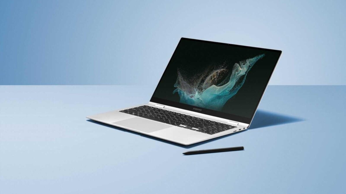 Ноутбук Samsung Galaxy Book3 Go с цифровым стилусом, на плоском столе