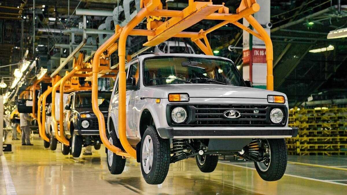 Конвейер с собранными автомобилями Lada Niva Legend с ABS в заводском цехе