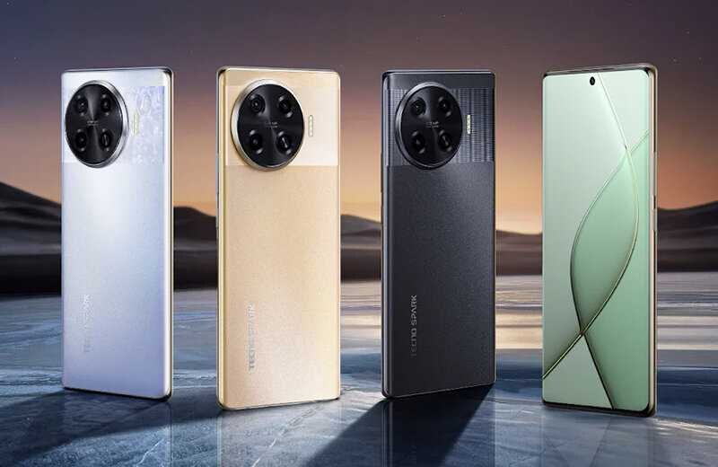 Человек держит ноутбук Infinix XBOOK 15 в руке