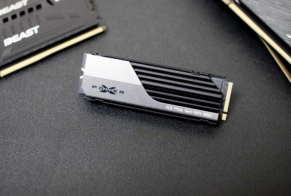 Мощный твердотельный накопитель Silicon Power XS70 в черном корпусе с радиатором с ребрами охлаждения