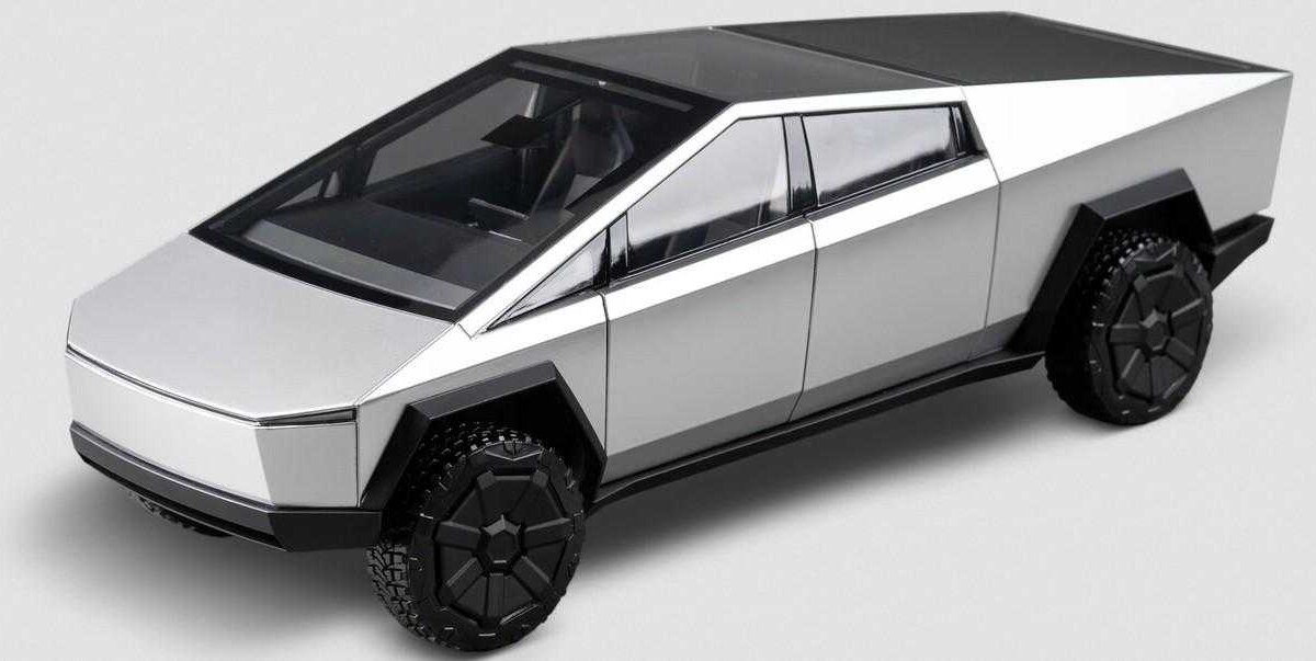 Миниатюрный электропикап Tesla Cybertruck для детей с черными колёсами и серебристым корпусом