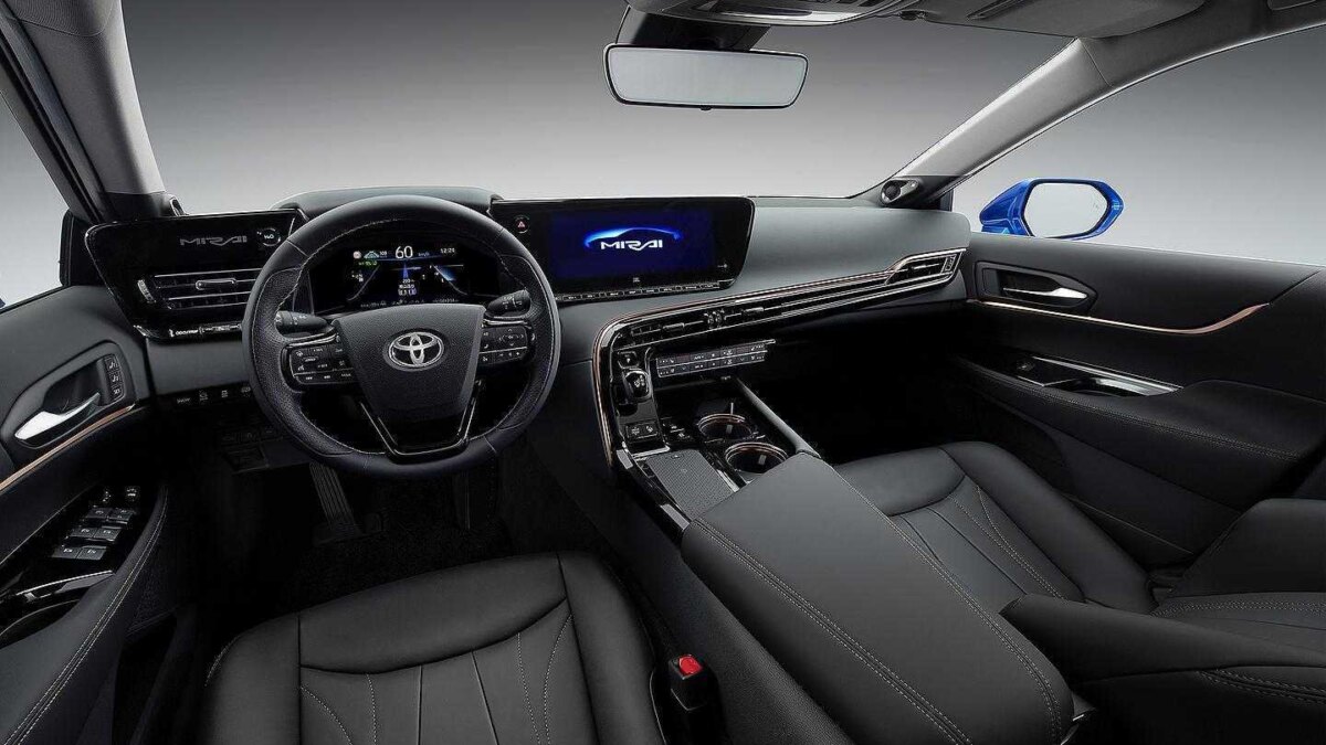 Интерьер обновленного седана Toyota Mirai с цифровой панелью и сенсорным дисплеем