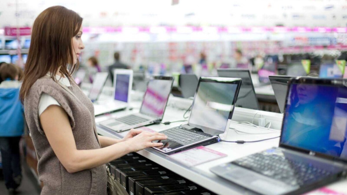 В России выросли цены на ноутбуки 4 woman browsing laptops in store 5c3144f046e0fb0001684798 scaled 1
