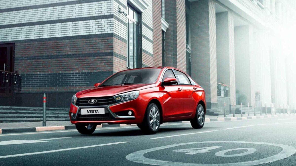 Красный автомобиль LADA VESTA на городской улице