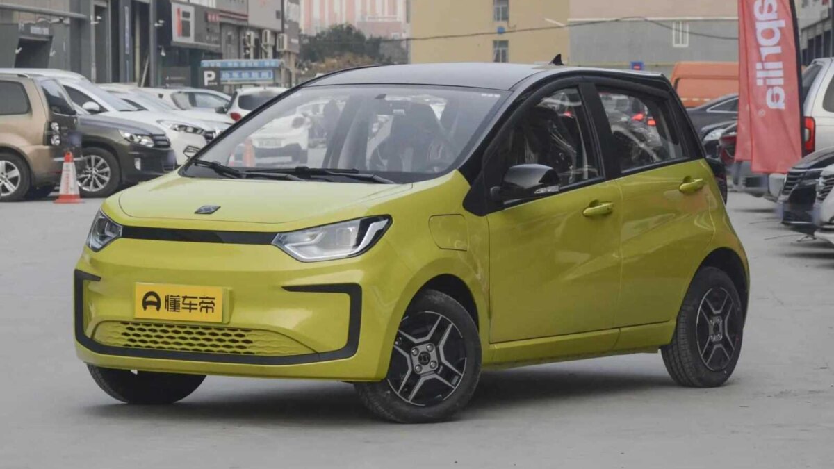 Электромобиль JAC Yiwei ярко-желтого цвета на парковке