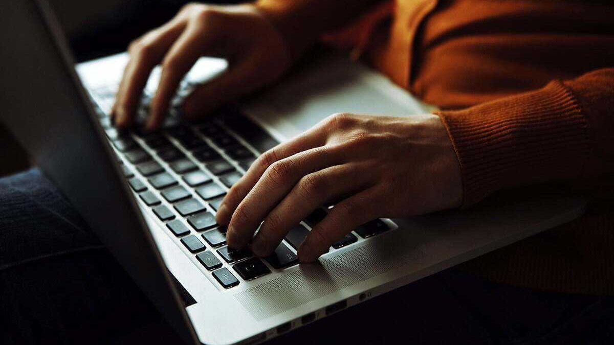 Юзер работает на ноутбуке с клавиатурой Windows 11