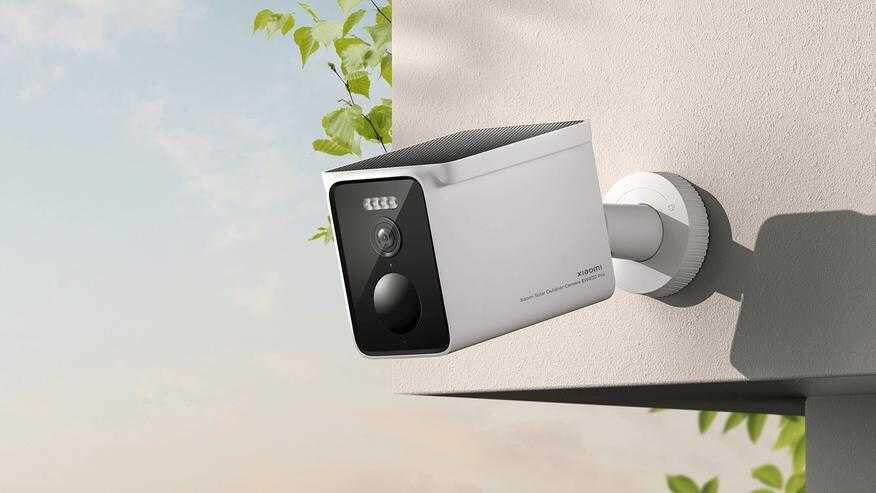 Уличная камера видеонаблюдения Xiaomi Solar Outdoor Camera BW400 Pro на стене