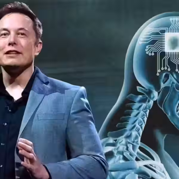 Человек с микрофоном на фоне иллюстрации нейрочипа Neuralink в мозге