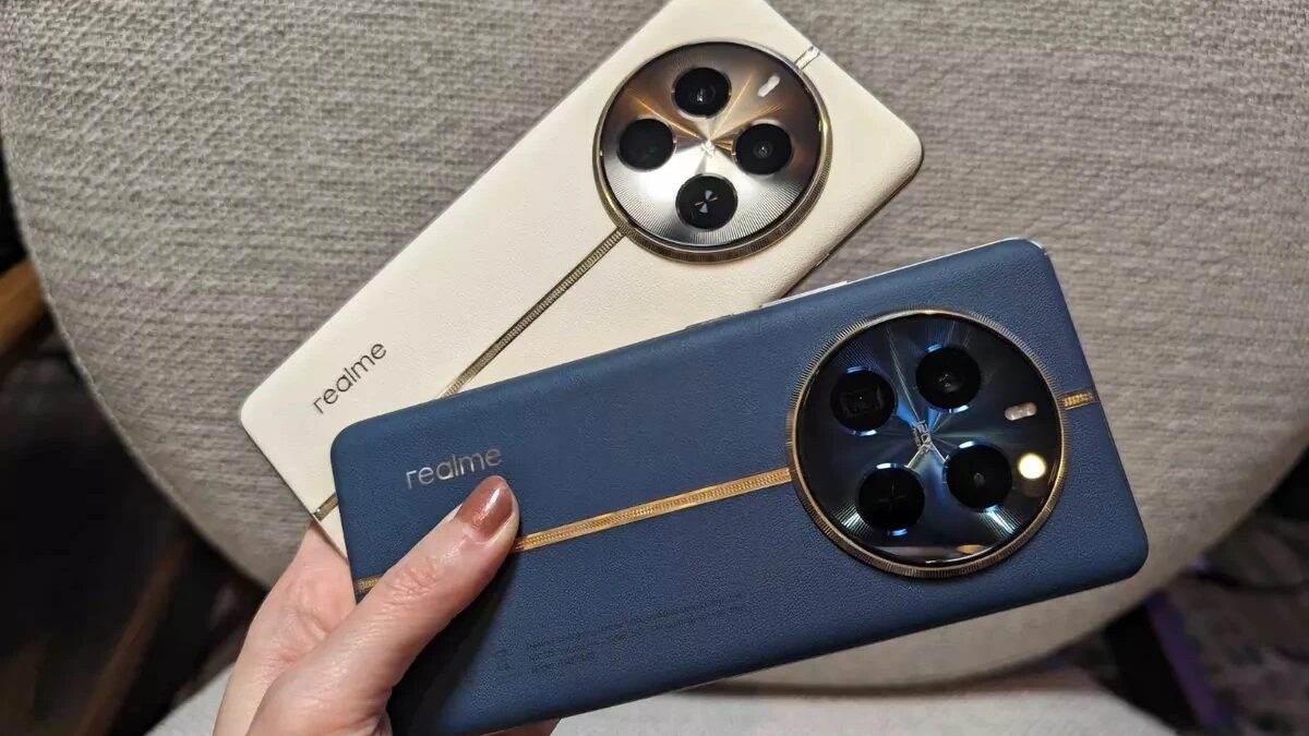 Два смартфона realme 12 Pro+ с крупными круглыми камерами на задней панели