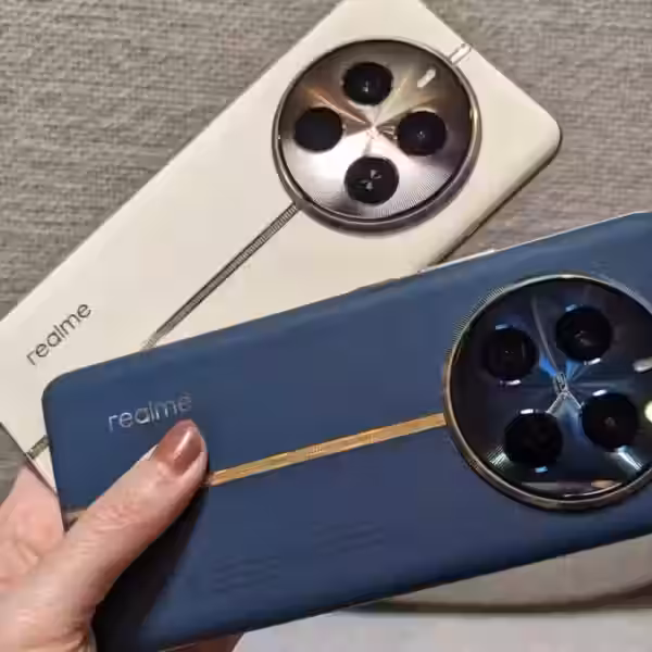 Два смартфона realme 12 Pro+ с крупными круглыми камерами на задней панели