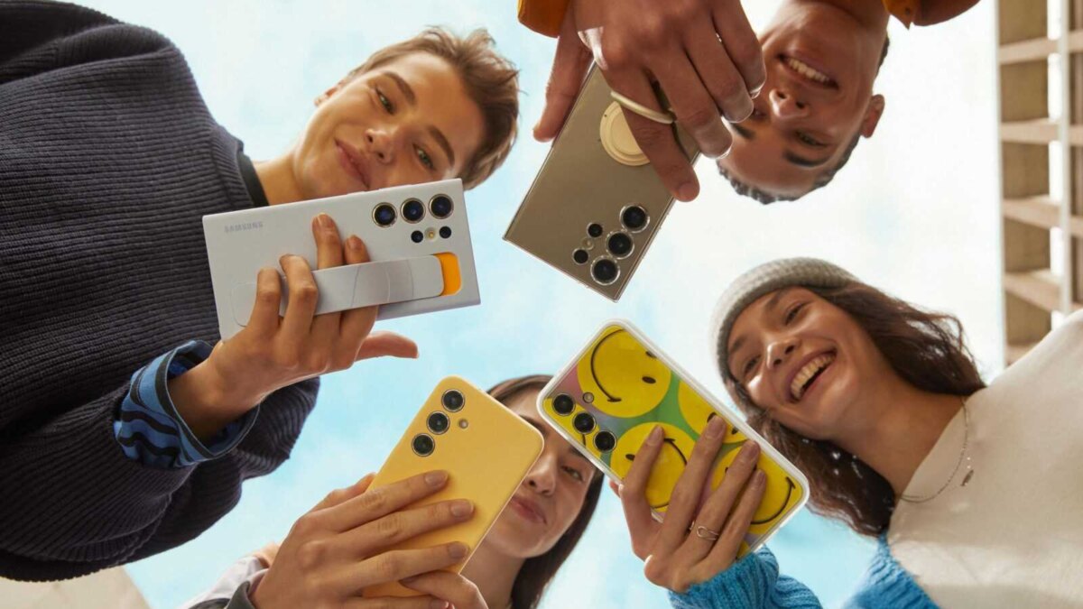 Группа людей демонстрирует смартфоны Samsung Galaxy S24 и Galaxy S24+ на презентации Unpacked 2024