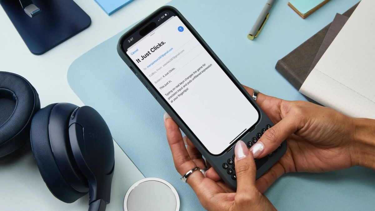 Экран iPhone с отображением письма и физическая QWERTY-клавиатура
