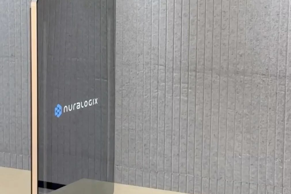 Умное зеркало Anura MagicMirror на столе в помещении