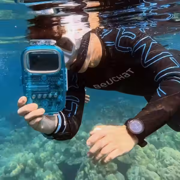 Подводный фотограф использует водонепроницаемый чехол Diveroid Universal Lite для смартфона