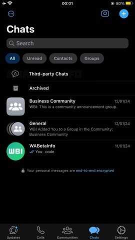 Экран WhatsApp с списком чатов и групп на смартфоне