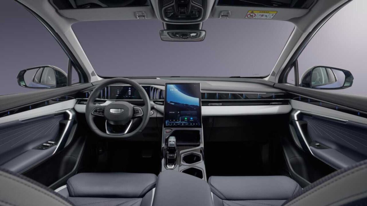 Интерьер кроссовера Geely Atlas с цифровой приборной панелью