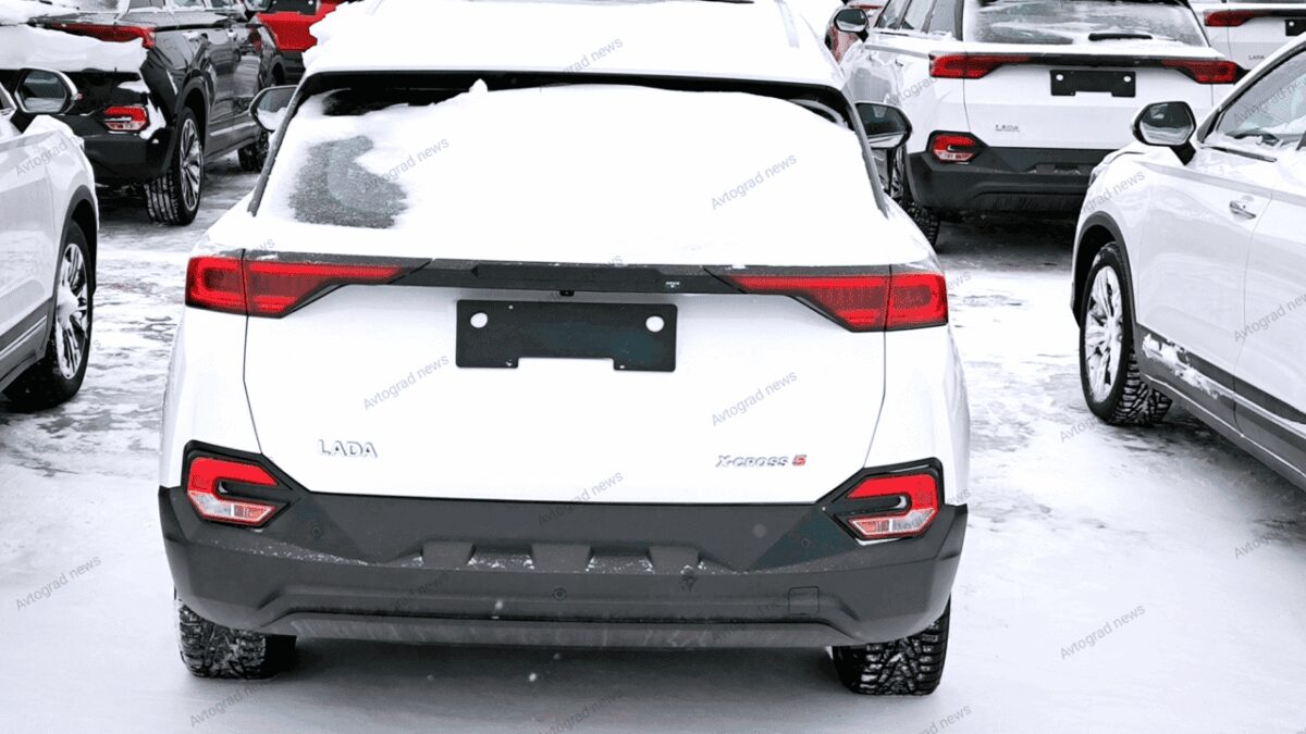 Задняя часть автомобиля Lada X-Cross 5 в зимних условиях