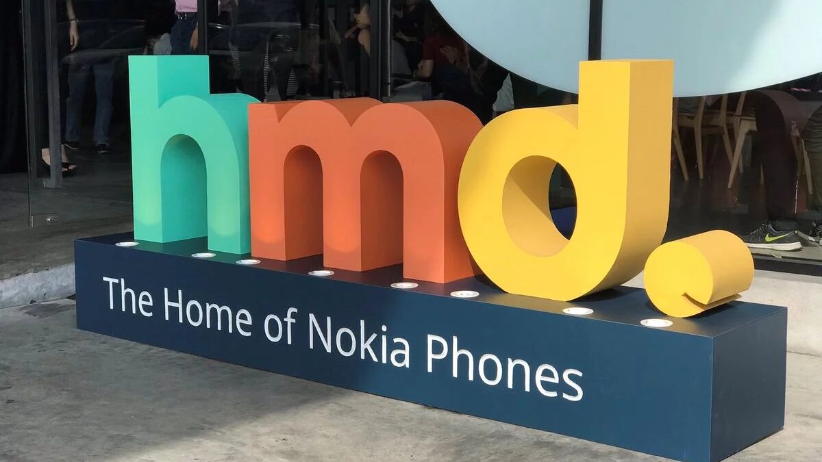Стенд Nokia Phones на выставке с крупной надписью Nokia в деревянных буквах HMD
