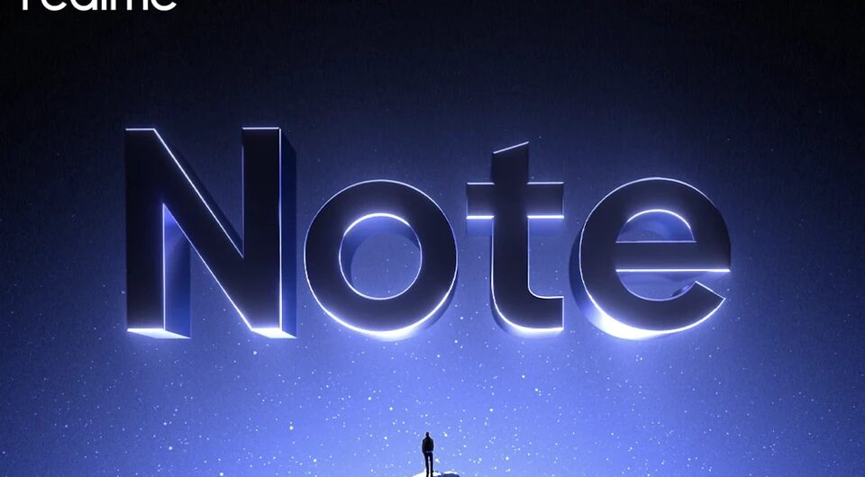 Светящийся логотип realme Note 1 на фоне ночного звездного неба для обложки