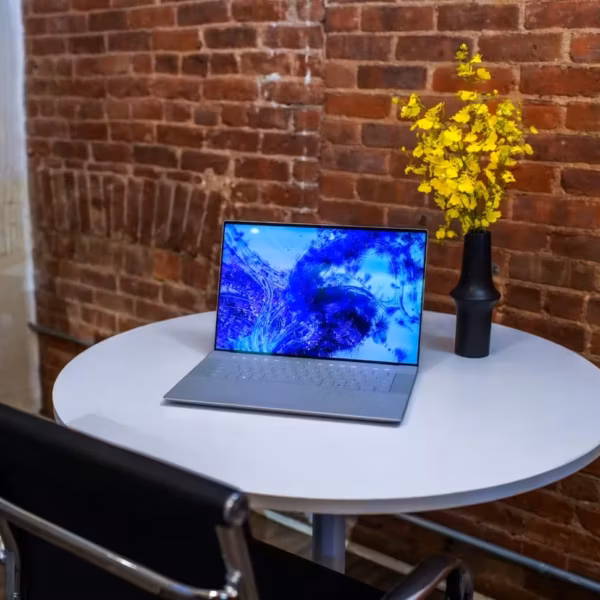 Ноутбук Dell XPS 2024 открыт на белом столе