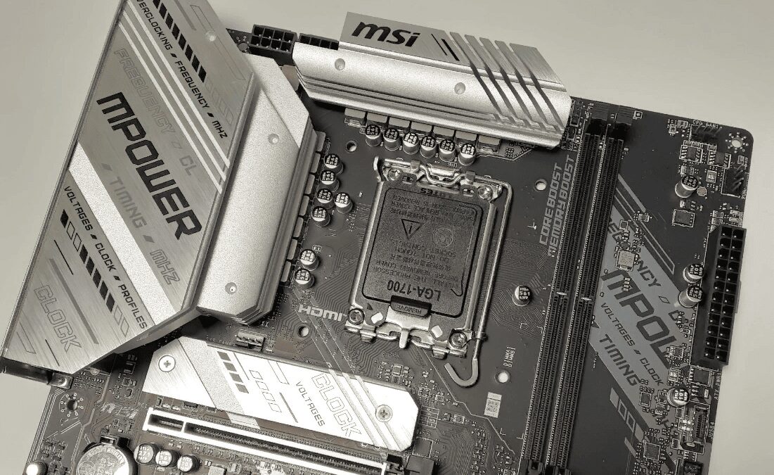Вид сверху на системную плату MSI Z790MPower с центральным процессором и слотами RAM