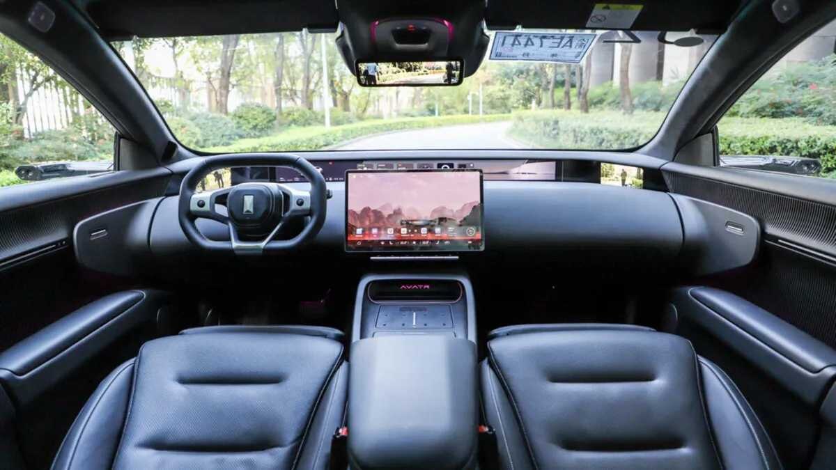 Интерьер электроседана Avatr 12 с цифровой панелью и дисплеями