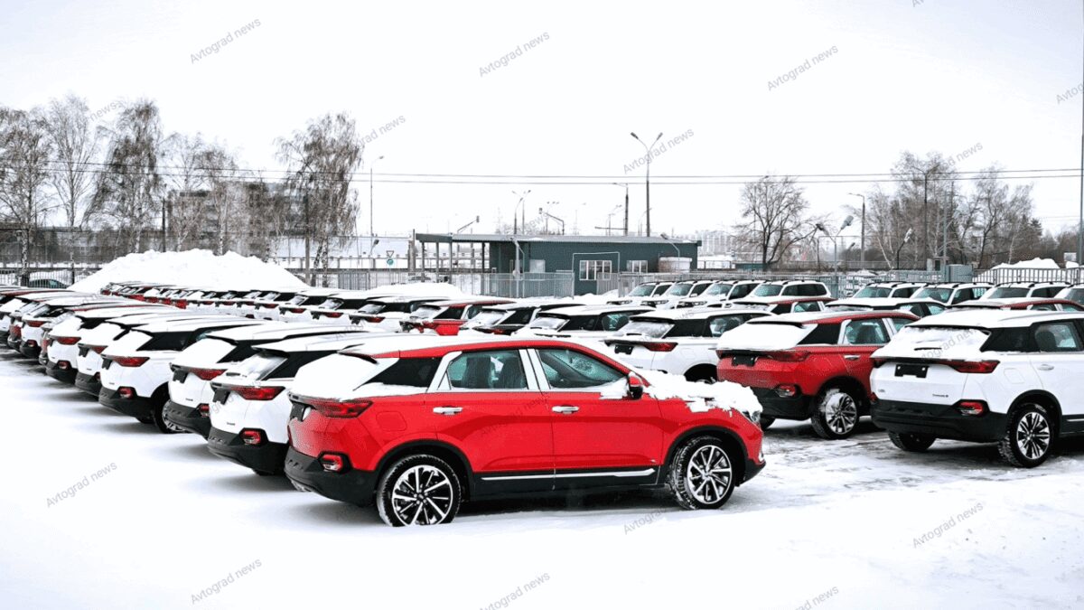 Lada X-Cross 5 на зимней парковке, заснеженные автомобили кроссовера у стоянки