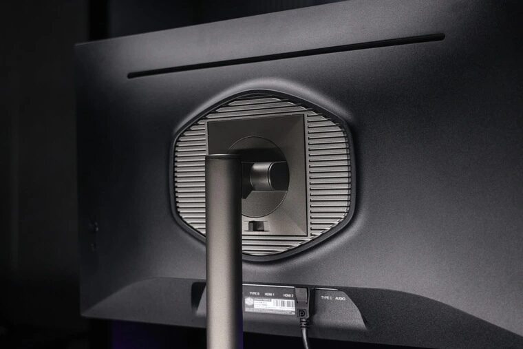 Задняя часть игрового монитора Cooler Master Tempest G2711 с креплением для стойки