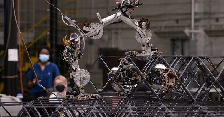 NASA показал роботов ARMADAS для космического строительства (q93 e44a9cb92a30cf6e686812ac3f0c8c37342d3faade55032eca34604faa66982d.jpg)