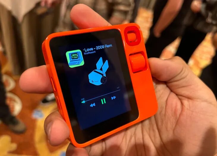 CES 2024: Rabbit R1 – мобильное устройство с ИИ, которое не похоже ни на что 5 rabbit chris.jpg