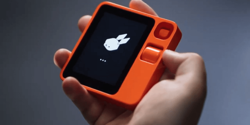 CES 2024: Rabbit R1 – мобильное устройство с ИИ, которое не похоже ни на что (rabbit r1 shot)