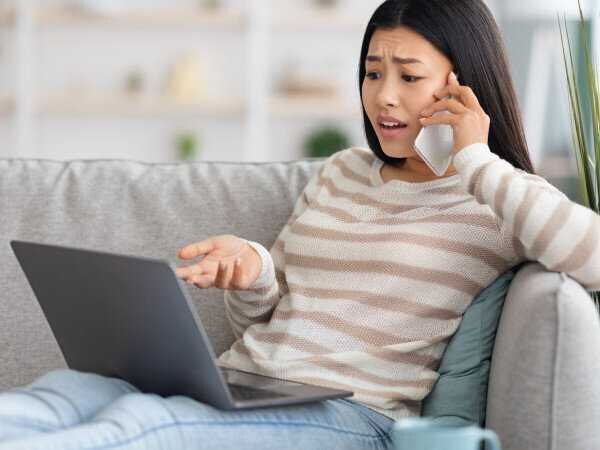 Черный смартфон Sony Xperia 1 VI с тройной камерой сзади и большим экраном спереди