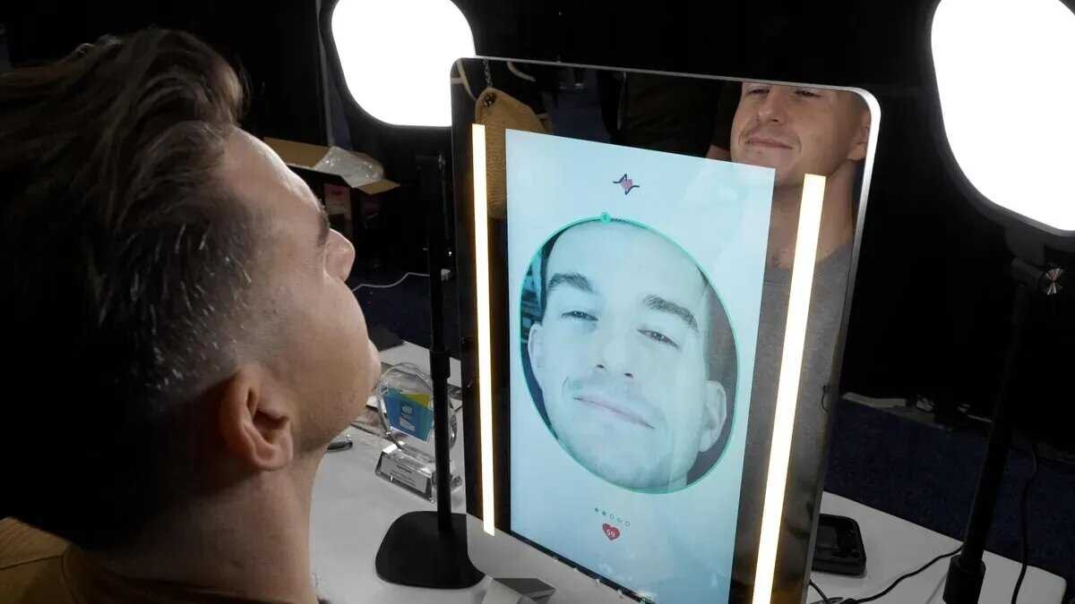 Умное зеркало Anura MagicMirror с человеком перед ним