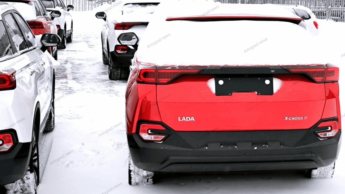 Задняя часть автомобиля Lada X-Cross 5 на зимней дороге